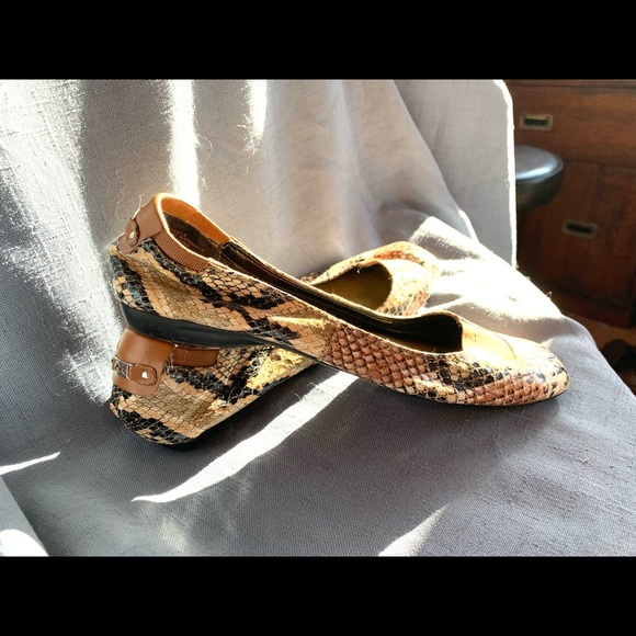 Anne Klein size 8.5 animal print flat - Picture 3 of 5